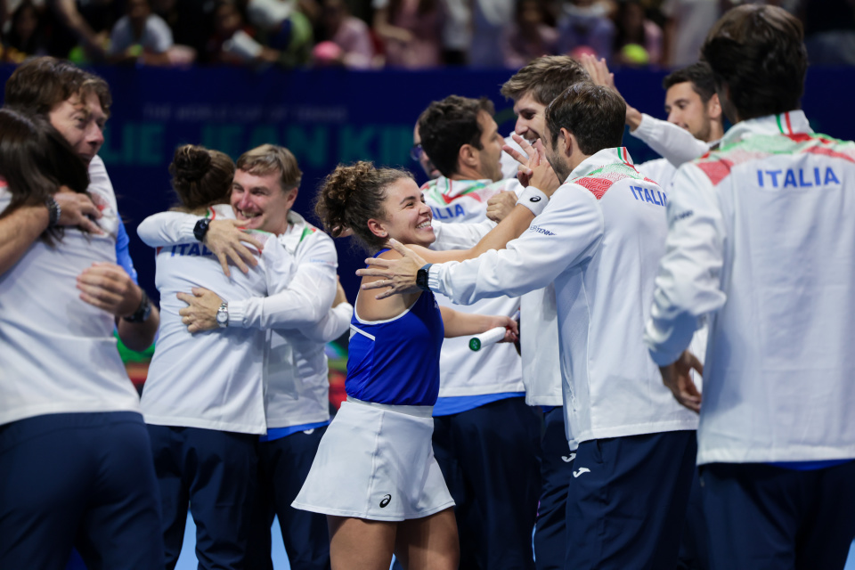 她在单打比, Fv 她在单打比, Fv